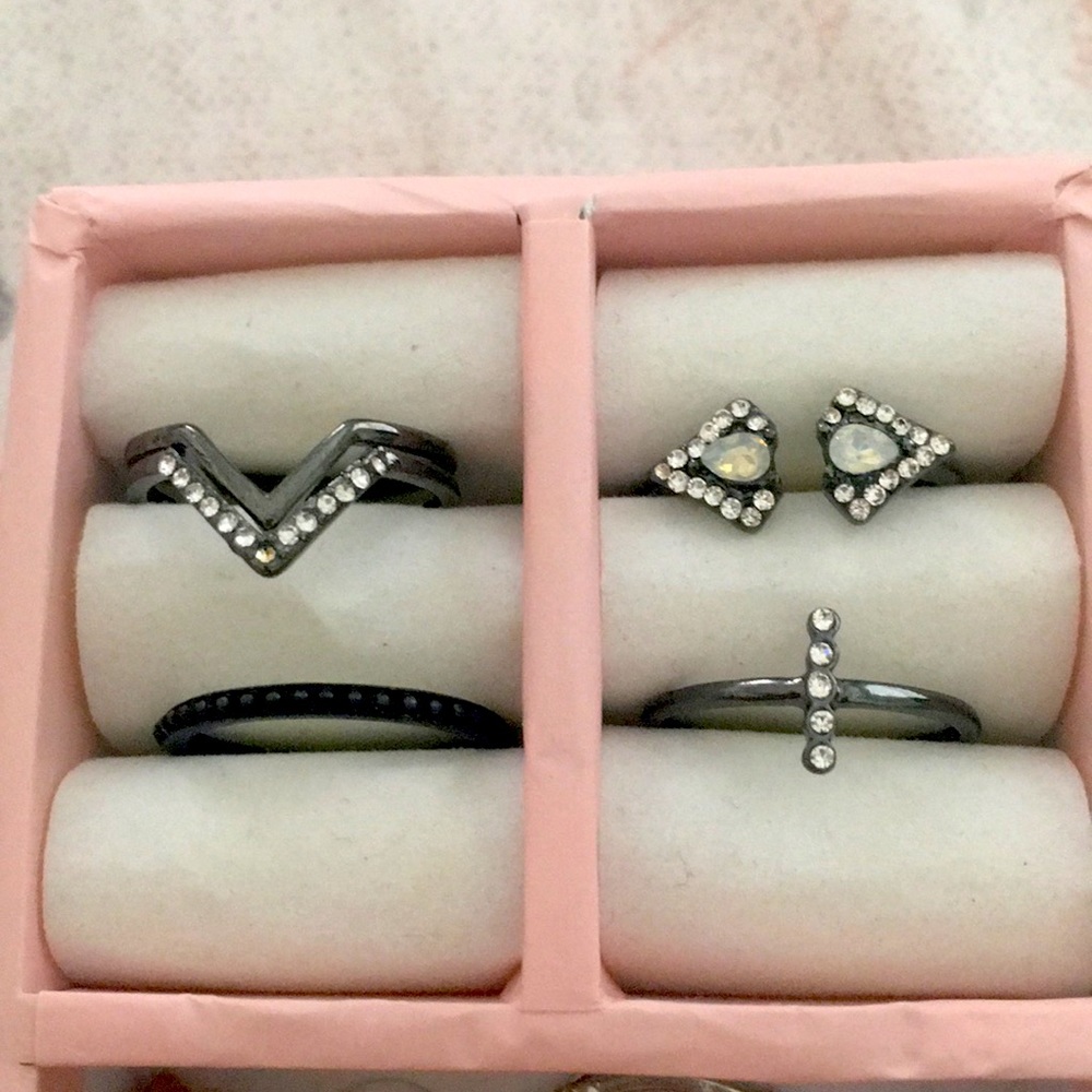 Size 8 ring set of 4 from Rue 21